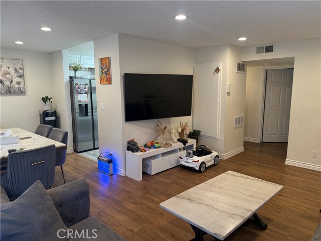 219 E Maple Street, Glendale CA: https://media.crmls.org/medias/1b28525c-3d6c-49f8-b7ba-8ccf776a6584.jpg