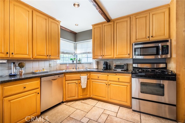 Detail Gallery Image 18 of 20 For 1215 Oak Circle Dr, Glendale,  CA 91208 - 4 Beds | 2/1 Baths