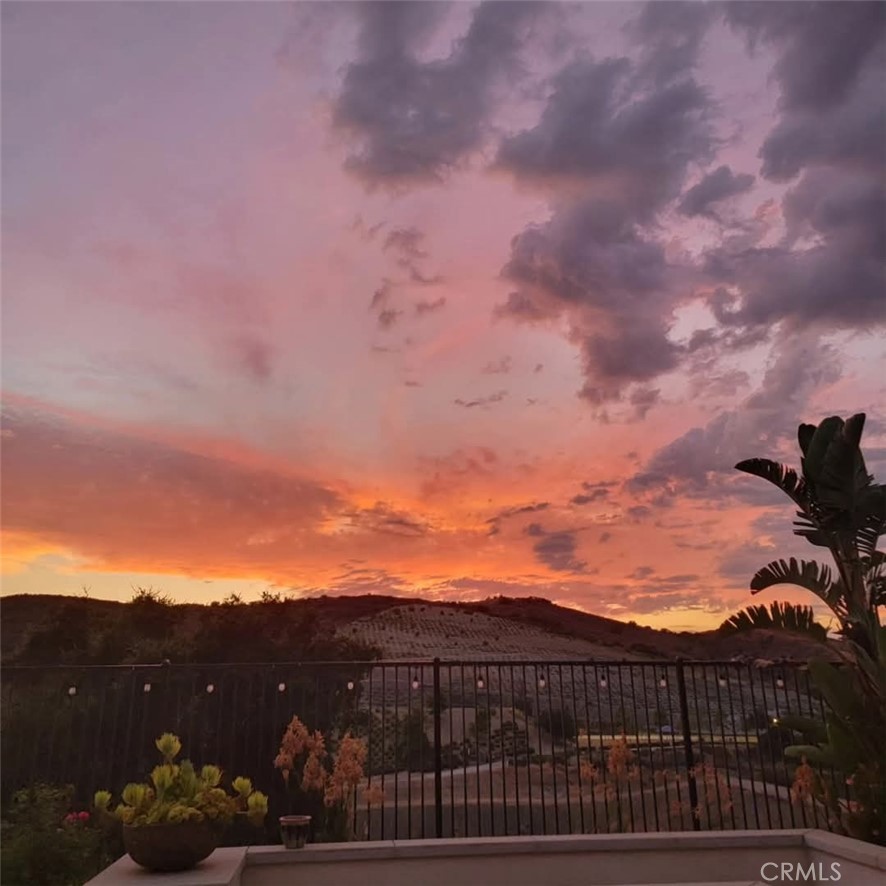 https://media.crmls.org/medias/1b296caa-ad0b-4034-a5fc-2836c0a54461.jpg?preset=X-Large