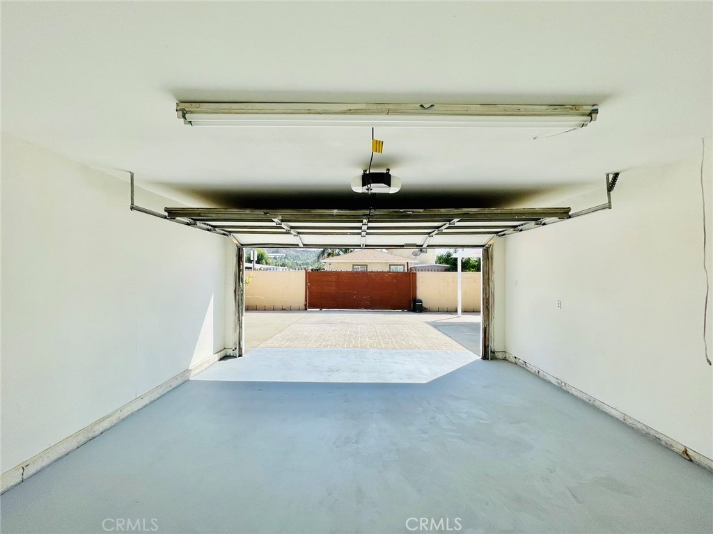 https://media.crmls.org/medias/1b2aaf79-d593-49cd-ae3e-c000f5582e38.jpg?preset=X-Large