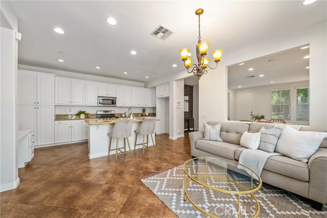Detail Gallery Image 4 of 55 For 6363 Marbella Ln, Corona,  CA 91752 - 4 Beds | 2 Baths