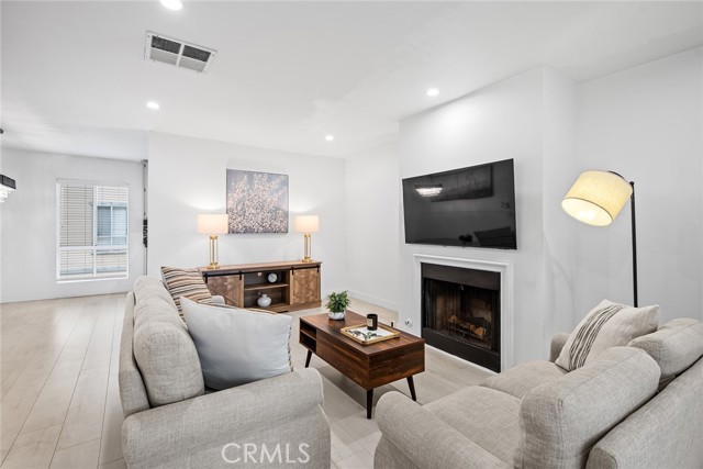 Detail Gallery Image 2 of 23 For 9901 Independence Ave #D,  Chatsworth,  CA 91311 - 2 Beds | 2 Baths