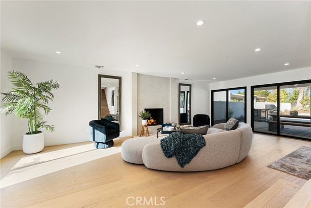 Detail Gallery Image 7 of 57 For 5630 Blanco Ave, Woodland Hills,  CA 91367 - 4 Beds | 4/1 Baths