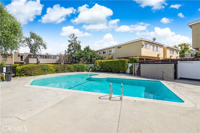 Detail Gallery Image 16 of 19 For 18128 Killion St #2,  Tarzana,  CA 91356 - 2 Beds | 2/1 Baths