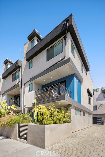 922 N Ridgewood Pl, Los Angeles CA: https://media.crmls.org/medias/1b33dd4d-f305-4447-83bc-a1cd9255f468.jpg