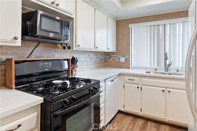 Detail Gallery Image 2 of 18 For 7305 Balboa Bld #4,  Lake Balboa,  CA 91406 - 2 Beds | 2 Baths