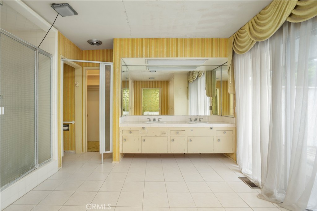 https://media.crmls.org/medias/1b35a198-f839-47f8-841c-9b8d1b176e35.jpg?preset=X-Large