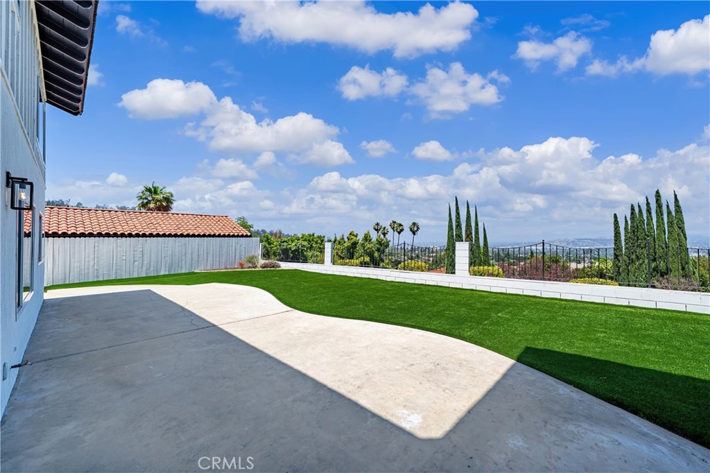 https://media.crmls.org/medias/1b390c20-2dfc-4b94-a072-bcfad7d404cf.jpg?preset=X-Large