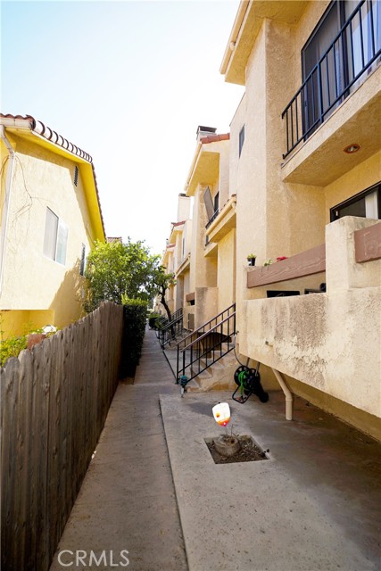 Detail Gallery Image 2 of 46 For 18954 Sherman Way #3,  Reseda,  CA 91335 - 2 Beds | 3 Baths