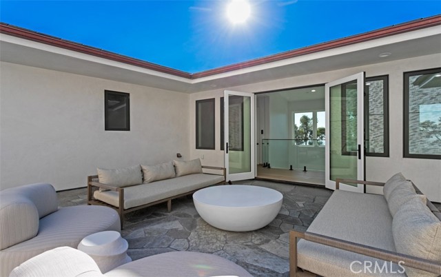 31 N Vista De Catalina, Laguna Beach CA: https://media.crmls.org/medias/1b3c7407-094d-4f7e-bf81-e7cf388eb103.jpg