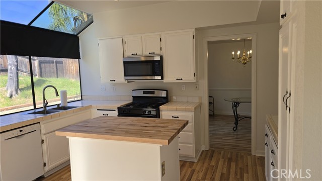 Detail Gallery Image 4 of 35 For 10387 Crossing Green Cir, Moreno Valley,  CA 92557 - 4 Beds | 2/1 Baths