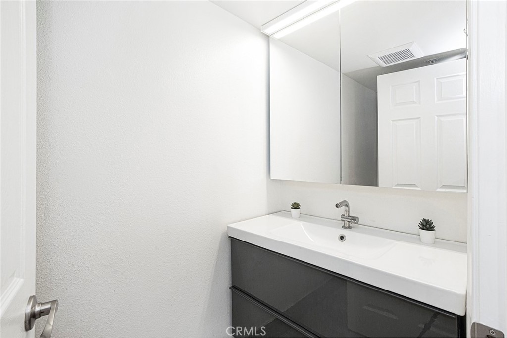 https://media.crmls.org/medias/1b3e667a-41a5-4389-a377-8edbb7178570.jpg?preset=X-Large