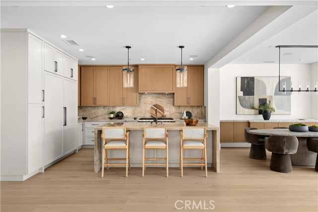 516 Larkspur Avenue, Corona del Mar CA: https://media.crmls.org/medias/1b3f0be7-4ee8-4c2b-a493-1b33c6334df5.jpg