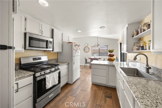 37112 Calle Amigo, Palmdale CA: https://media.crmls.org/medias/1b424118-744c-48e8-b6e2-4402b0a4cf01.jpg