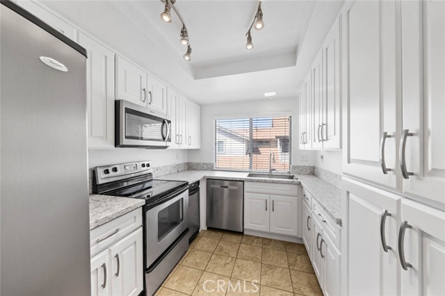 Detail Gallery Image 12 of 27 For 3218 Old Bridgeport Way, San Diego,  CA 92111 - 2 Beds | 2/1 Baths