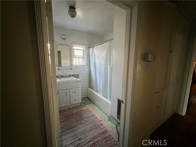 14418 Tiara Street, Van Nuys CA: https://media.crmls.org/medias/1b4b859c-ff2a-43df-bc87-588d6a297c18.jpg