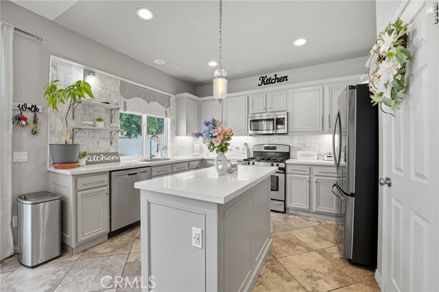 Detail Gallery Image 15 of 39 For 661 Corte San Julian, Perris,  CA 92571 - 4 Beds | 2/1 Baths
