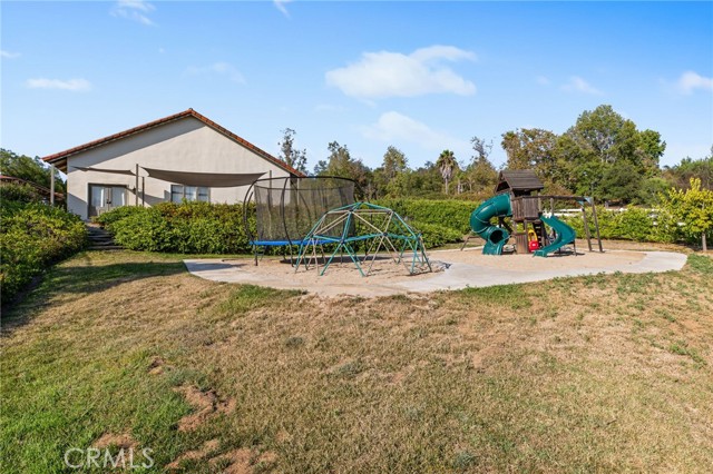 4 Golden Meadow Lane, Fallbrook CA: https://media.crmls.org/medias/1b506e49-69ed-4401-afcc-98a2f580ebee.jpg