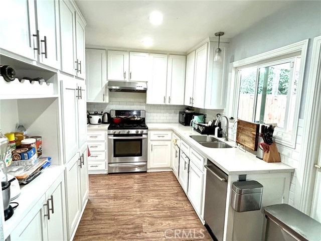 Detail Gallery Image 3 of 22 For 1006 Acacia, Corona,  CA 92879 - 4 Beds | 2 Baths