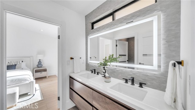 Detail Gallery Image 33 of 39 For 18829 Paseo Nuevo Dr, Tarzana,  CA 91356 - 4 Beds | 4/1 Baths