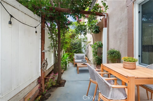 Detail Gallery Image 2 of 25 For 1317 via Santiago #C,  Corona,  CA 92882 - 2 Beds | 1/1 Baths