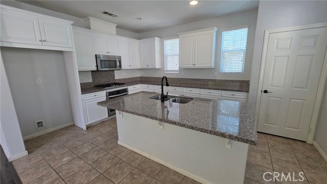 Detail Gallery Image 4 of 25 For 2915 E via Terrano, Ontario,  CA 91764 - 3 Beds | 2/1 Baths