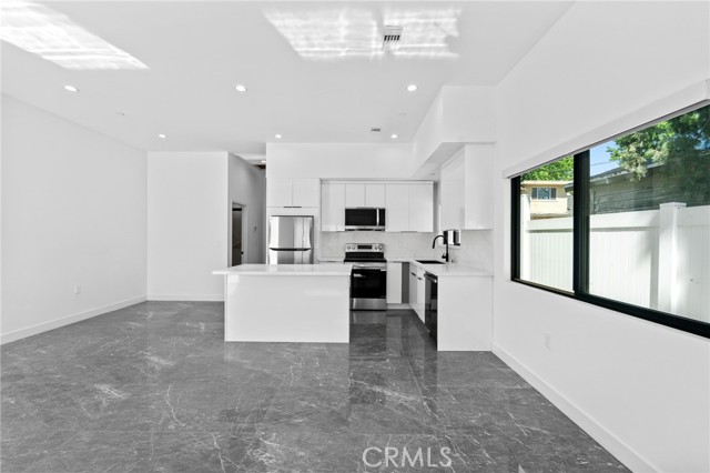 6827 Ranchito Avenue, Van Nuys CA: https://media.crmls.org/medias/1b5864e6-81e5-4e96-84d4-7a50307daca2.jpg