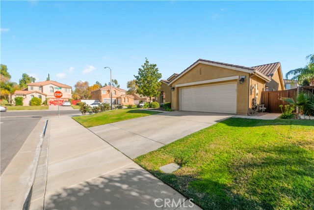 Detail Gallery Image 3 of 49 For 32816 Autumn Wood Cir, Lake Elsinore,  CA 92530 - 3 Beds | 2 Baths