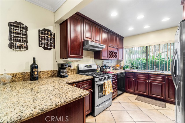 Detail Gallery Image 5 of 16 For 5950 Imperial Hwy Unit 35, South Gate,  CA 90280 - 3 Beds | 3 Baths