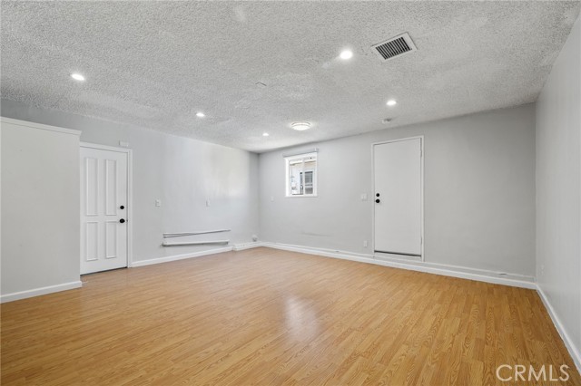 2109 N Dymond Street, Burbank CA: https://media.crmls.org/medias/1b65b934-9738-47c9-8774-65ad8ad4a73f.jpg