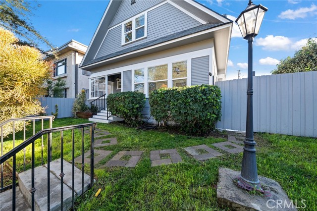 Detail Gallery Image 4 of 32 For 1148 Chestnut Ave, Long Beach,  CA 90813 - 4 Beds | 2 Baths