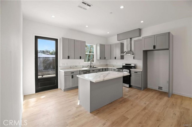 Detail Gallery Image 24 of 36 For 7842 Lasaine Ave, Northridge,  CA 91325 - 7 Beds | 5/1 Baths