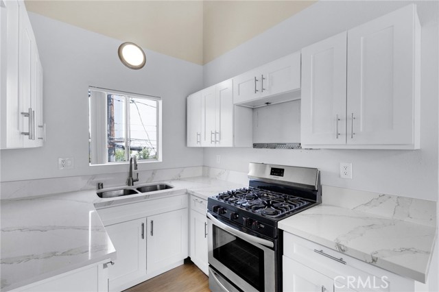 Detail Gallery Image 13 of 22 For 4406 Cahuenga Bld, Toluca Lake,  CA 91602 - – Beds | – Baths