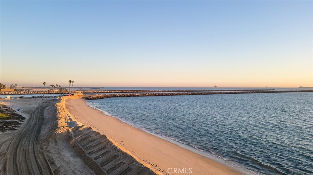 https://media.crmls.org/medias/1b6c4c3e-5ec9-4d9e-862e-6e3a87db4874.jpg?preset=X-Large
