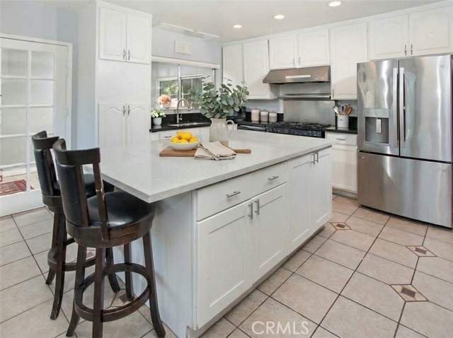 Detail Gallery Image 4 of 12 For 19128 Prairie St, Northridge,  CA 91324 - 4 Beds | 3 Baths