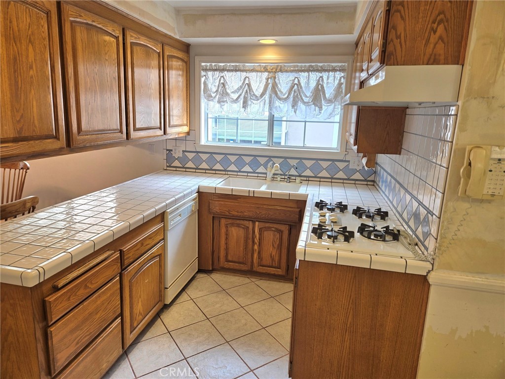 https://media.crmls.org/medias/1b6db4c6-be66-4600-a5f9-b60fb494dff7.jpg?preset=X-Large