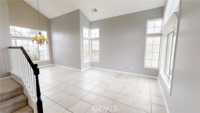 Detail Gallery Image 4 of 9 For 2421 W Calle Celeste Dr, Rialto,  CA 92377 - 5 Beds | 3 Baths