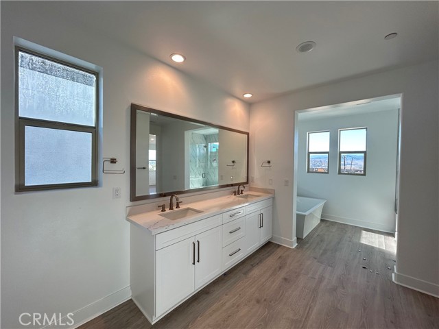 27333 Creekwood Lane, Valencia CA: https://media.crmls.org/medias/1b70de24-78f0-4f0c-99e7-d124198b3513.jpg