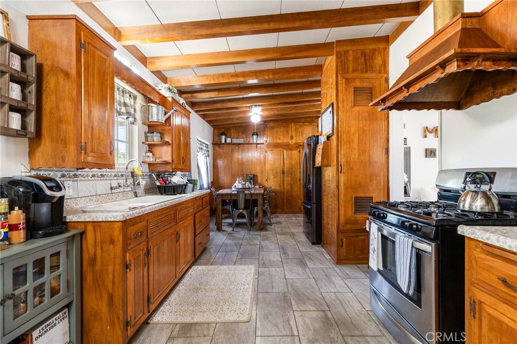 https://media.crmls.org/medias/1b7198b6-de21-4390-8bc1-868d819d5724.jpg?preset=X-Large