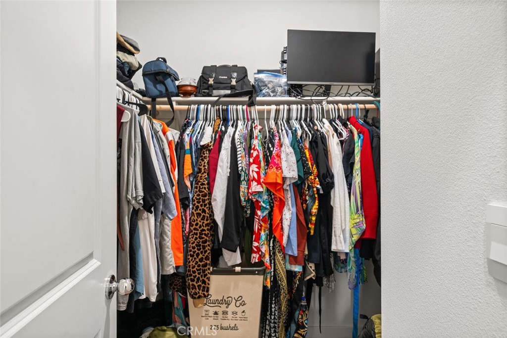 https://media.crmls.org/medias/1b72449e-509a-4b6c-b41f-61639349d76c.jpg?preset=X-Large
