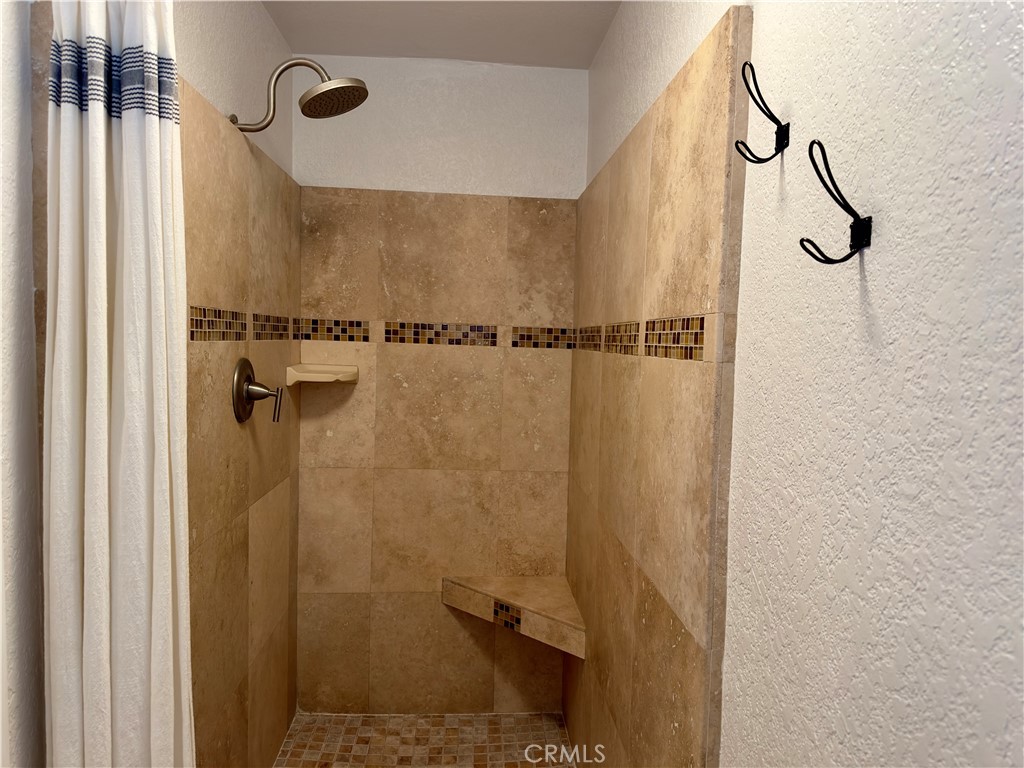 https://media.crmls.org/medias/1b731d98-6e3d-41b3-8316-679b15476e2e.jpg?preset=X-Large