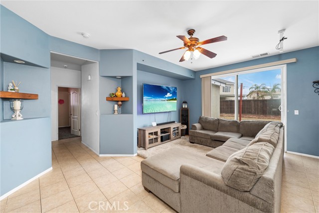 809 Early Dawn Way, San Jacinto CA: https://media.crmls.org/medias/1b7320a1-fe1d-4df4-a06b-e85a889dee55.jpg