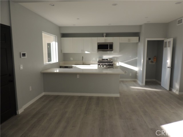 Detail Gallery Image 5 of 14 For 22735 Del Valle St #8,  Woodland Hills,  CA 91364 - 2 Beds | 1 Baths