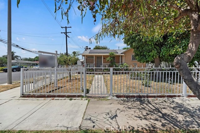 1218 S Sultana Avenue, Ontario CA: https://media.crmls.org/medias/1b74c8a7-666a-47cc-a31d-f92867406b54.jpg