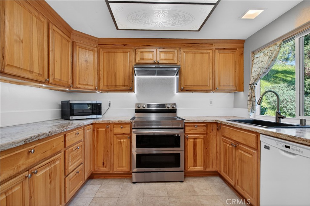 https://media.crmls.org/medias/1b7936d4-68a8-4dcf-b9a2-81b5aeb68b24.jpg?preset=X-Large