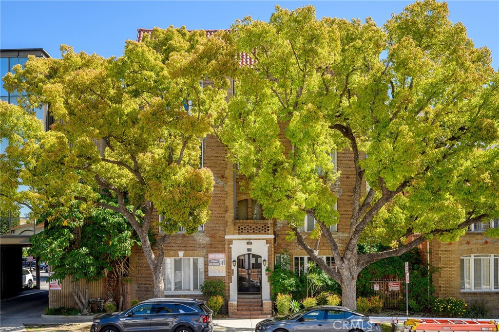 228 S Kenwood Street #303
