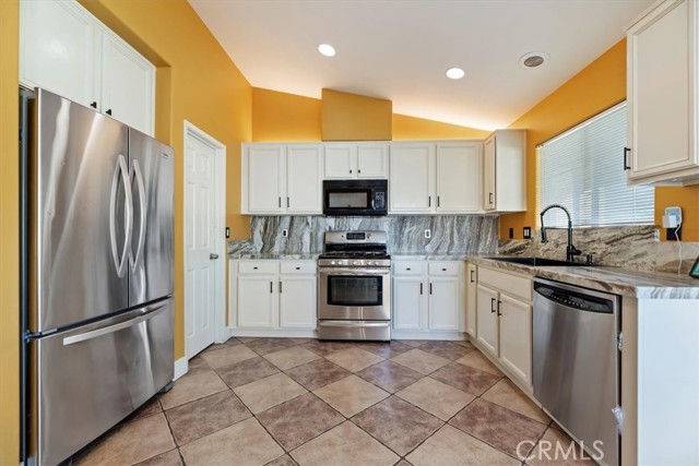 Detail Gallery Image 8 of 26 For 84108 Avenida Europa, Coachella,  CA 92236 - 4 Beds | 3 Baths