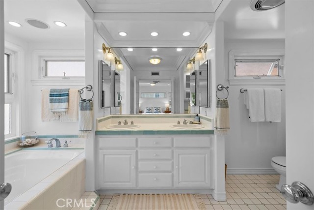 593 26th Street, Manhattan Beach, California 90266, 3 Bedrooms Bedrooms, ,2 BathroomsBathrooms,Residential,Sold,26th,SB22189948