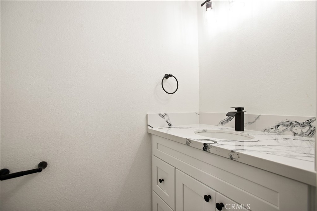 https://media.crmls.org/medias/1b7e3528-4cd0-456b-a053-1f4ffdfa5483.jpg?preset=X-Large