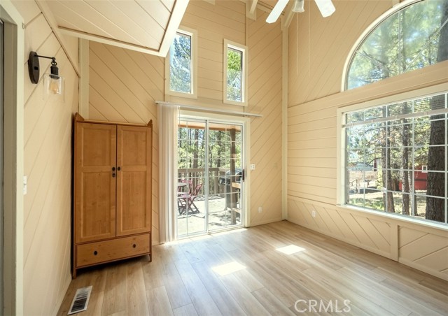 Detail Gallery Image 11 of 39 For 789 Iris Dr, Big Bear Lake,  CA 92315 - 3 Beds | 3 Baths